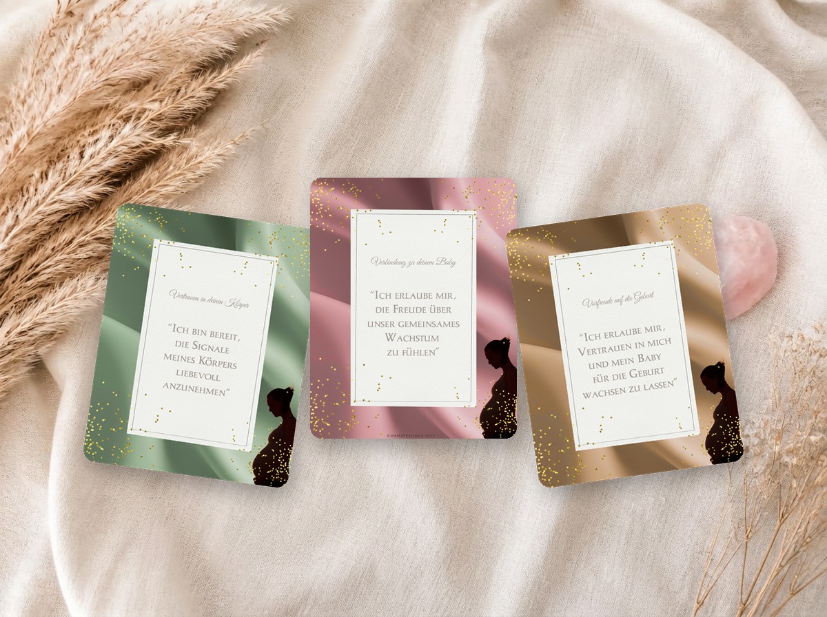 Deine drei Affirmationskärtchen (grün, rosa, gold) auf Leinen mit Trockenblumen